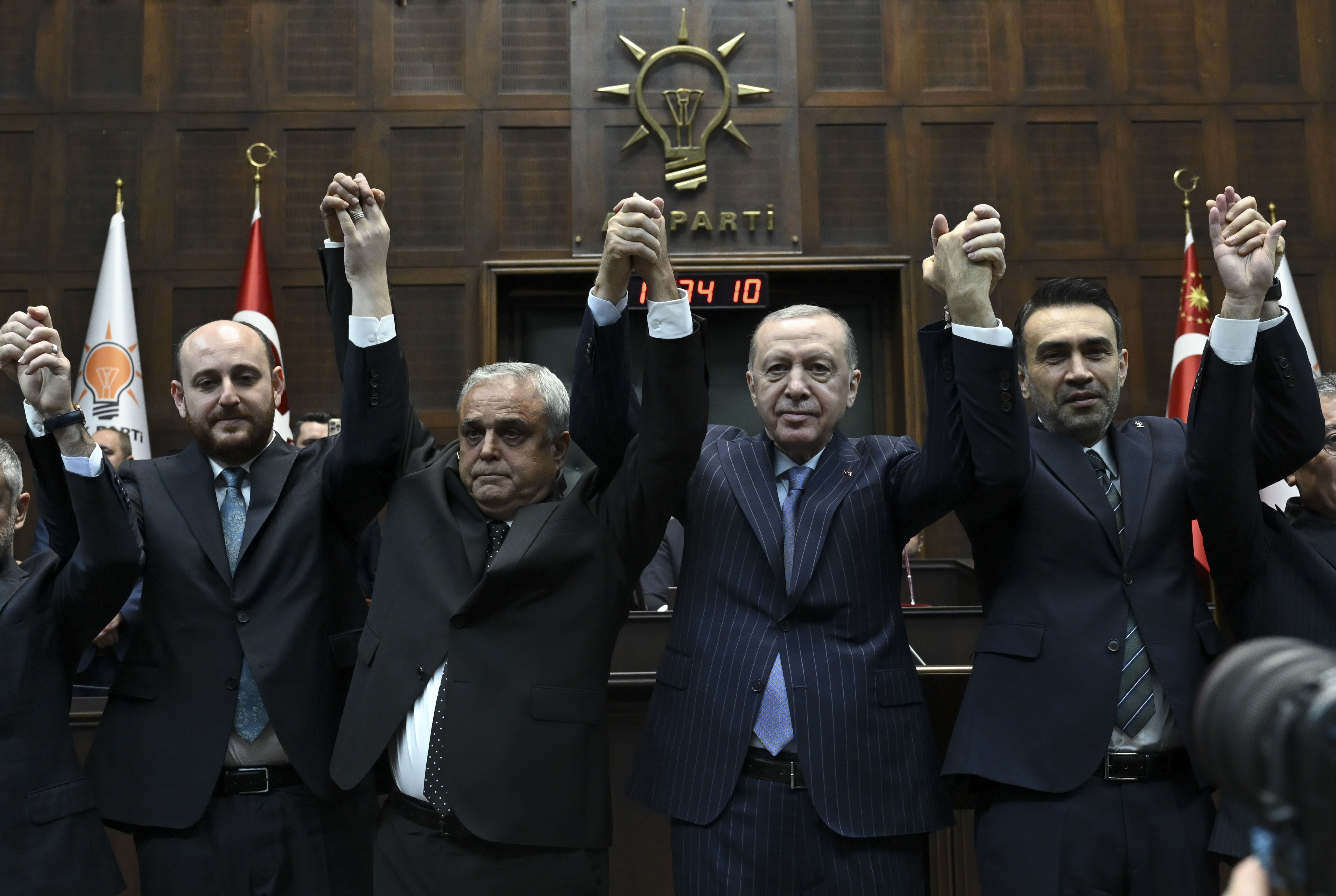 Törende AKP’lilerin yer kapma mücadelesi: Özlem Zengin kendine yer bulamadı