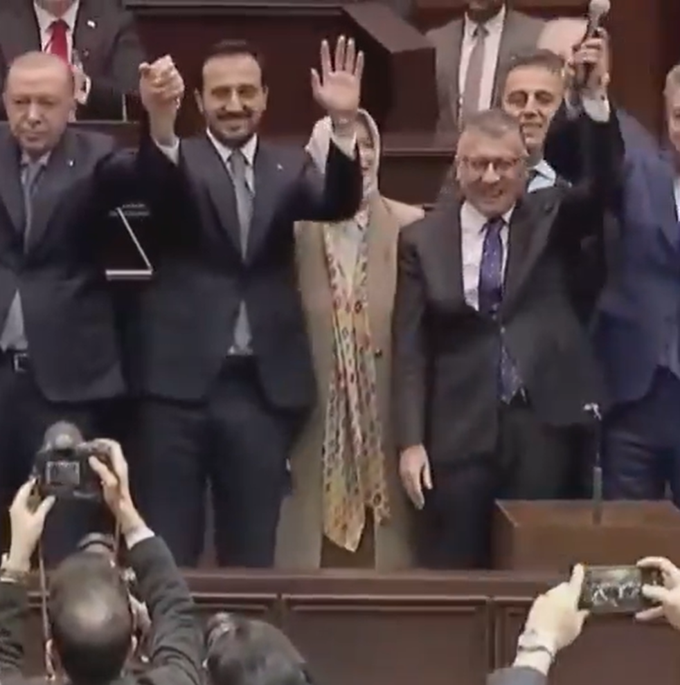 Törende AKP’lilerin yer kapma mücadelesi: Özlem Zengin kendine yer bulamadı