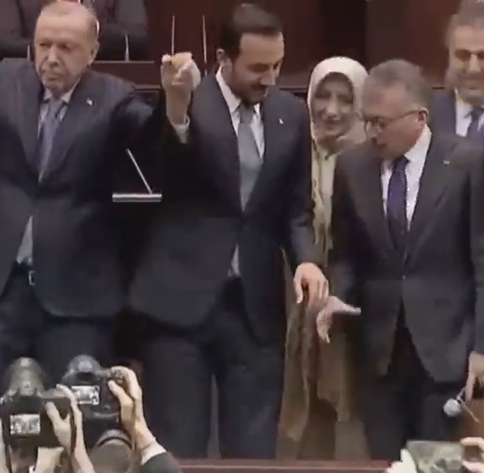 Törende AKP’lilerin yer kapma mücadelesi: Özlem Zengin kendine yer bulamadı