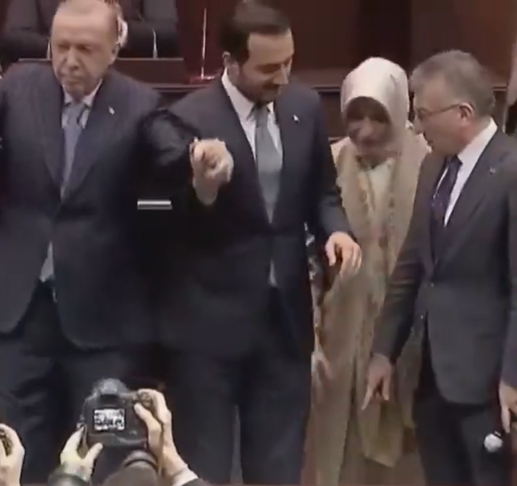 Törende AKP’lilerin yer kapma mücadelesi: Özlem Zengin kendine yer bulamadı