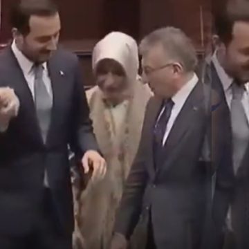 Törende AKP’lilerin yer kapma mücadelesi: Özlem Zengin kendine yer bulamadı