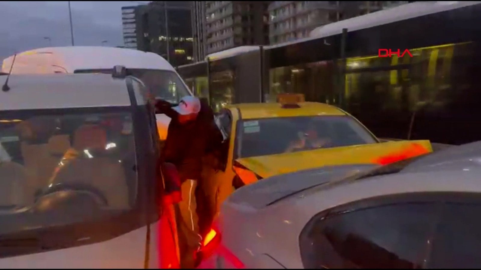 Yenibosna'da zincirleme kaza! Çok sayıda yaralı var