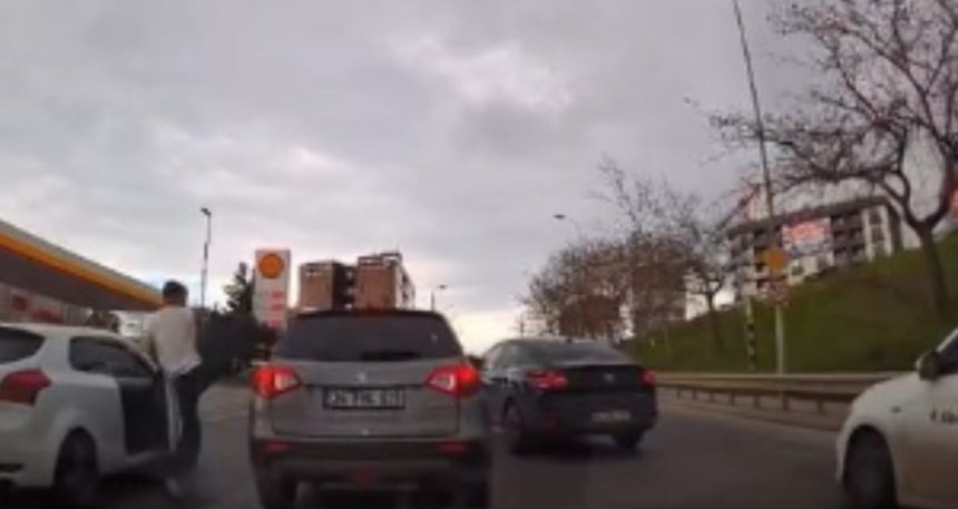 Yol verme kavgasında araca defalarca tekme attı