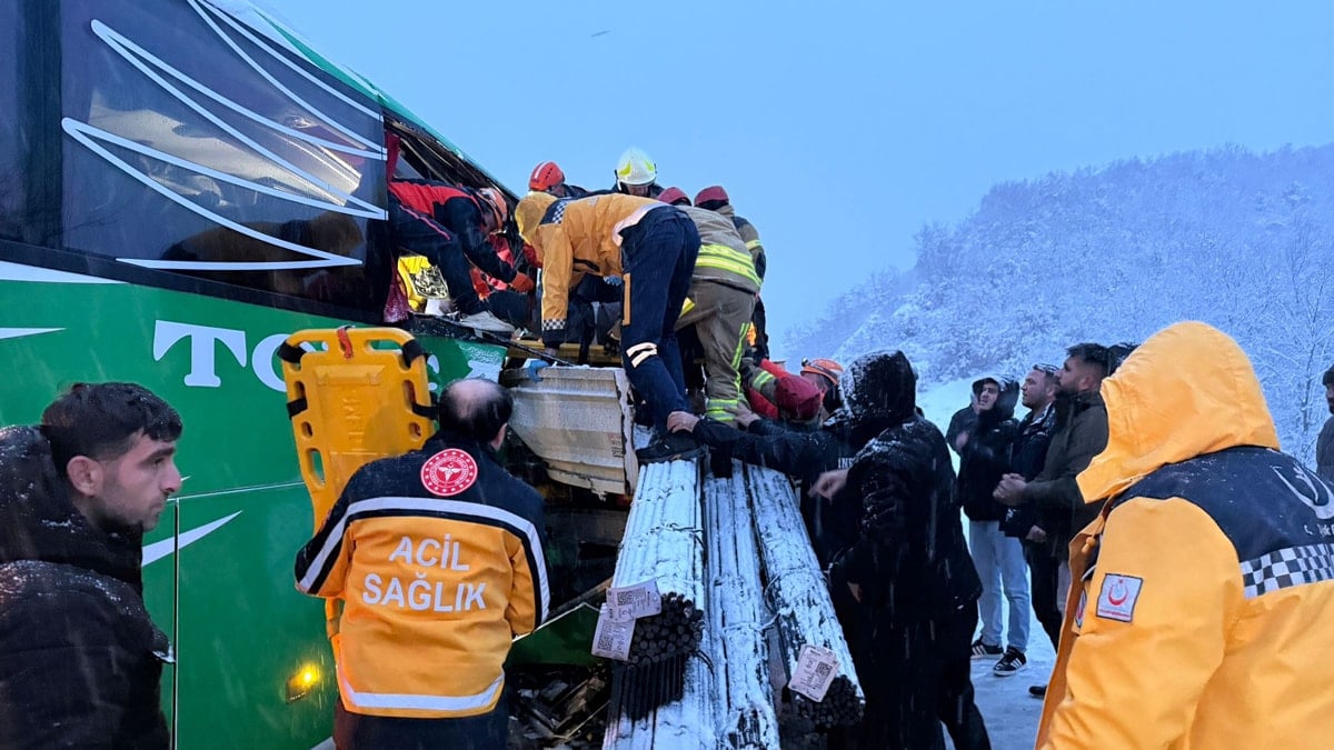 Yolcu otobüsü ile TIR'ın çarpıştığı kazada can pazarı