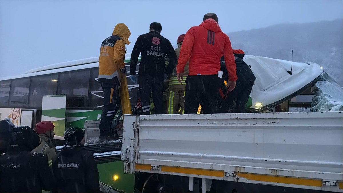 Yolcu otobüsü ile TIR'ın çarpıştığı kazada can pazarı